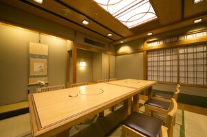 2 か所のレストラン、朝食、ランチ、ディナーに営業 (中華料理)