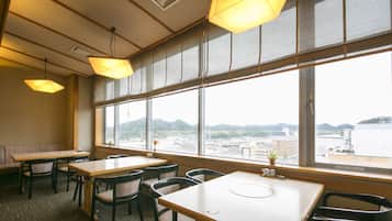 Se sirven desayunos, comidas, cenas y cocina japonesa