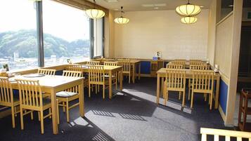 Aamiainen (1250 JPY per henkilö)