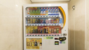 A vending machine with multiple beverage options and a payment interface. - Shimonoseki Station West Washington Hotel Plaza (Shimonoseki)