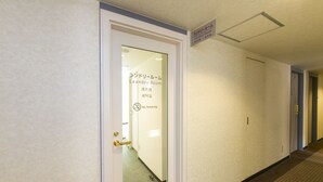A hallway with a door labeled "Laundry Room" and a "No Smoking" sign. - Shimonoseki Station West Washington Hotel Plaza (Shimonoseki)