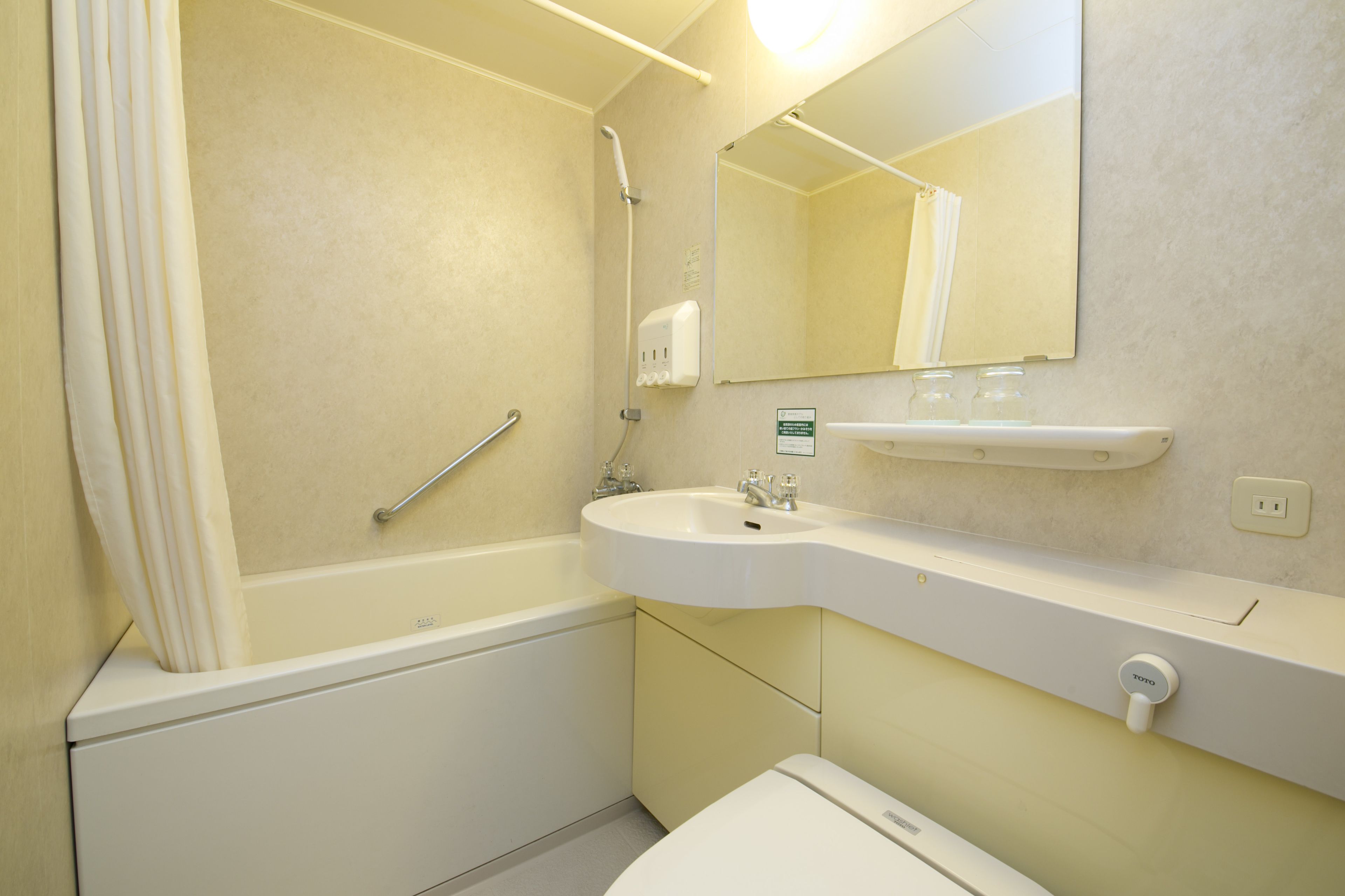 Combined shower/tub, deep soaking tub, free toiletries, hair dryer