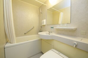 Een bad/douchecombinatie, een diep bad, gratis toiletartikelen