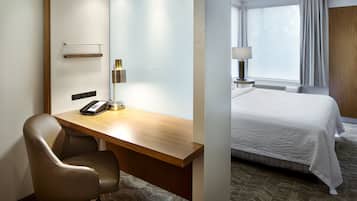 Camas con pillow-top, caja de seguridad en la habitación y escritorio