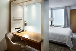 Colchones con pillow-top y caja de seguridad en la habitación 