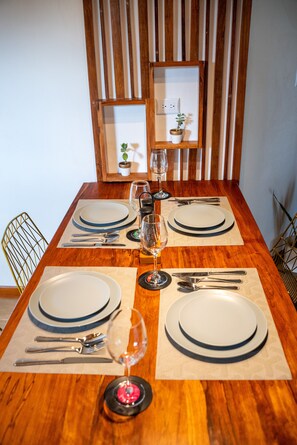 Deluxe Apartment, 1 Queen Bed with Sofa bed | In-room dining