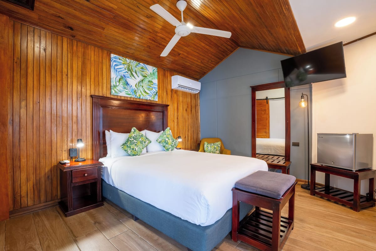 Economy Double Room | 1 bedroom, down comforters, pillowtop beds, in-room safe