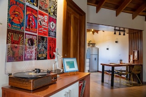 Apartament Deluxe, 1 llit de matrimoni i sofà llit | Sala d'estar | Televisor LED de 42 polzades amb canals per cable, televisor i Netflix