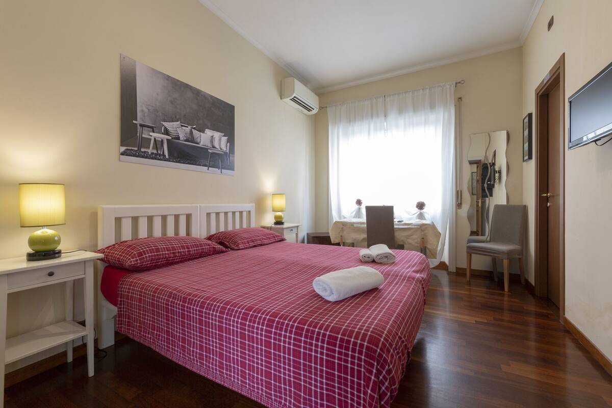 Habitación doble | Ropa de cama de alta calidad, edredones de plumas, escritorio