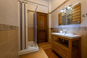 Standard-Dreibettzimmer, Stadtblick | Hochwertige Bettwaren, Daunenbettdecken, Schreibtisch