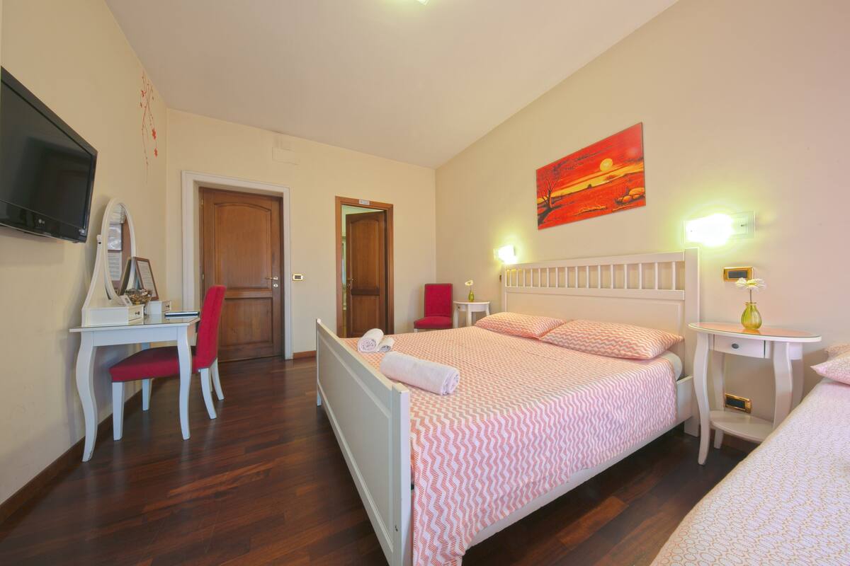 Habitación triple estándar, vistas a la ciudad | Ropa de cama de alta calidad, edredones de plumas, escritorio