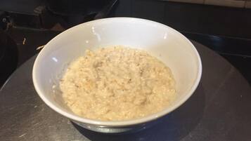 Un bol de porridge sur un comptoir de cuisine.