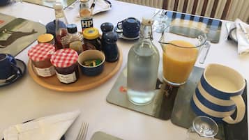 Desayuno a la carta diario (GBP 10.00 por persona)