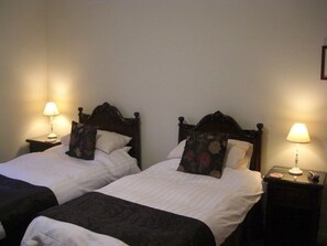 Twin Room, 2 Twin Beds, Ensuite - Hamilton House (Dumfries)