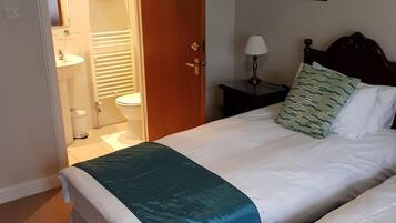 Twin Room, 2 Twin Beds, Ensuite | Bathroom | Towels