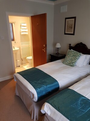 Twin Room, 2 Twin Beds, Ensuite | Bathroom | Towels - Hamilton House (Dumfries)