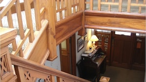 Una escalera de madera con un escritorio y una lámpara en la parte inferior.