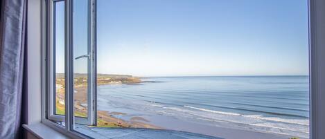 Kattohuoneisto, kylpyhuone makuuhuoneen yhteydessä, merinäköala | Näkymä majoituspaikasta