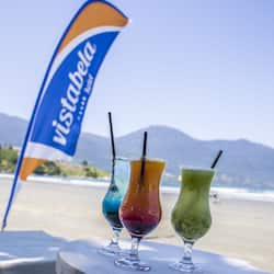 Sulla spiaggia, lettini da mare, ombrelloni, teli da spiaggia