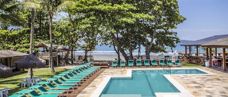 Piscine extérieure, parasols de plage, chaises longues