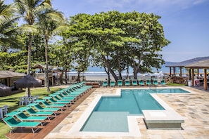 Piscine extérieure, parasols de plage, chaises longues
