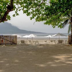Sulla spiaggia, lettini da mare, ombrelloni, teli da spiaggia