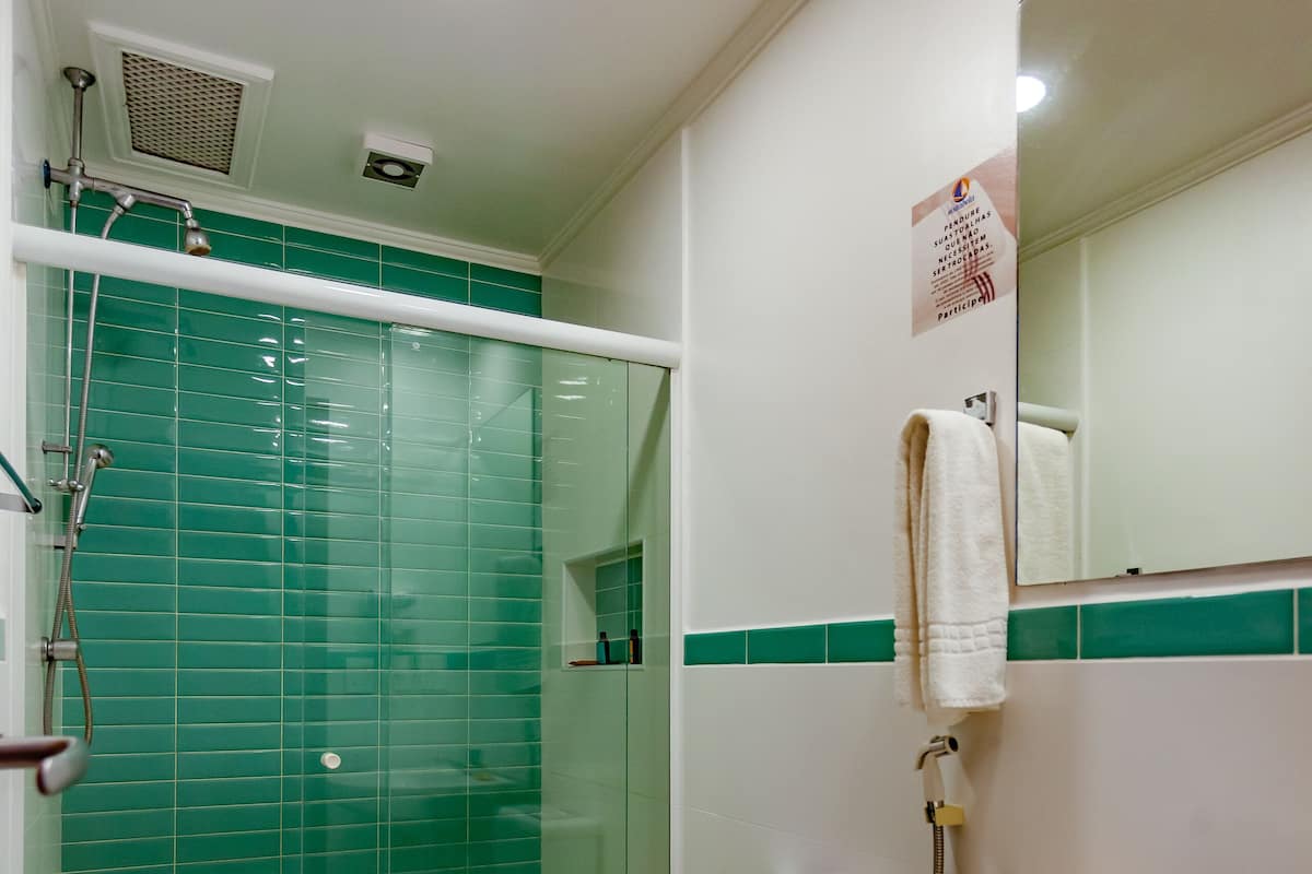 suite (deluxe) | bathroom | shower, free toiletries, hair dryer, towels