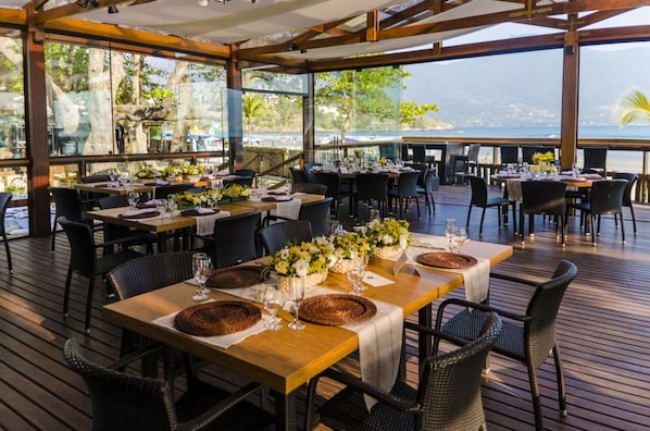 Breakfast, lunch, dinner served; beach views - Vistabela Resort & Spa (São Sebastião)