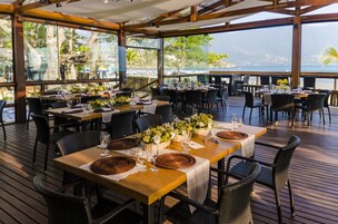 供应早餐、午餐和晚餐，海滩景观