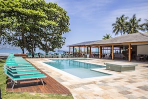 Poolside bar - Vistabela Resort & Spa (São Sebastião)