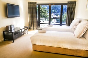 Penthouse - Mt Aurum | Premium bedding, individually decorated, individually furnished