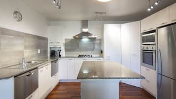 Appartement, 3 chambres, vue cour intérieure (Builder Special) | Cuisine privée | Réfrigérateur, plaque de cuisson, lave-vaisselle, machine à expresso