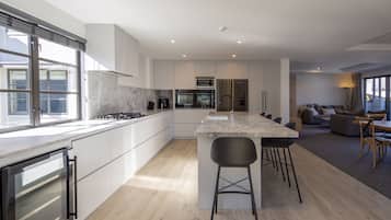 Penthouse Deluxe, 3 chambres, vue partielle sur le lac (Walter Peak Penthouse) | Cuisine privée | Réfrigérateur, plaque de cuisson, lave-vaisselle, machine à expresso