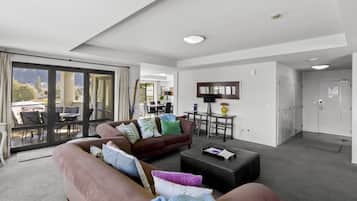 3 Bedroom, 3 Bathroom Mountain View Apartment | Living area
