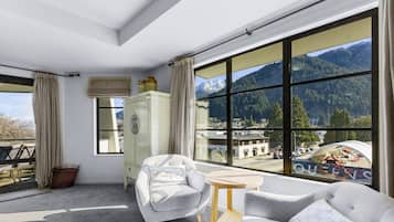 3 Bedroom, 3 Bathroom Roadside Apartment | Premium bedding, individually decorated, individually furnished, desk