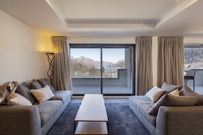 Deluxe-Penthouse, 3 Schlafzimmer, eingeschränkter Seeblick (Walter Peak Penthouse) | Wohnbereich | 40-Zoll-Flachbildfernseher mit Digitalempfang, LCD-Fernseher, Netflix