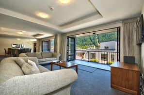 Apartment, 3 Schlafzimmer, Bergblick | Wohnzimmer