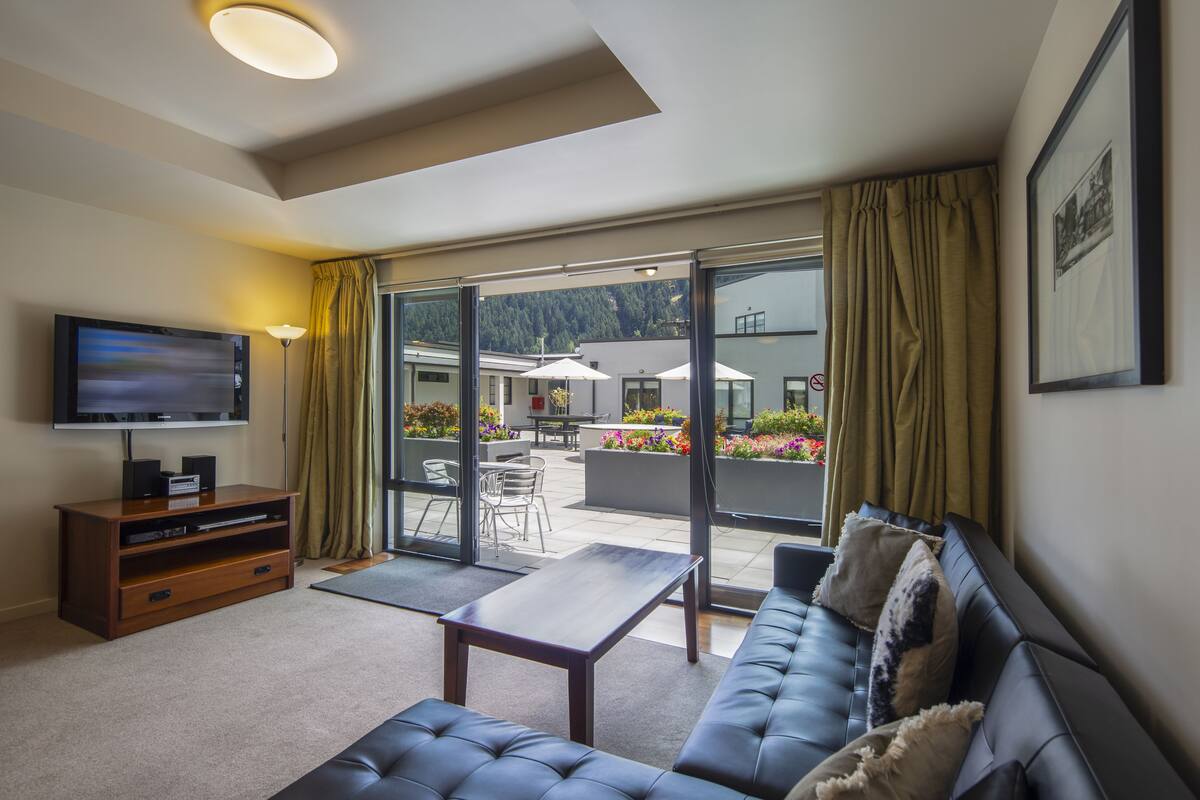 2 Bedroom Courtyard Apartment  | Living area