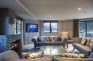 Apartamento, 3 quartos (Penthouse) | Área de estar | TV de tela plana 40 polegadas com canais digitais, TV LCD, Netflix