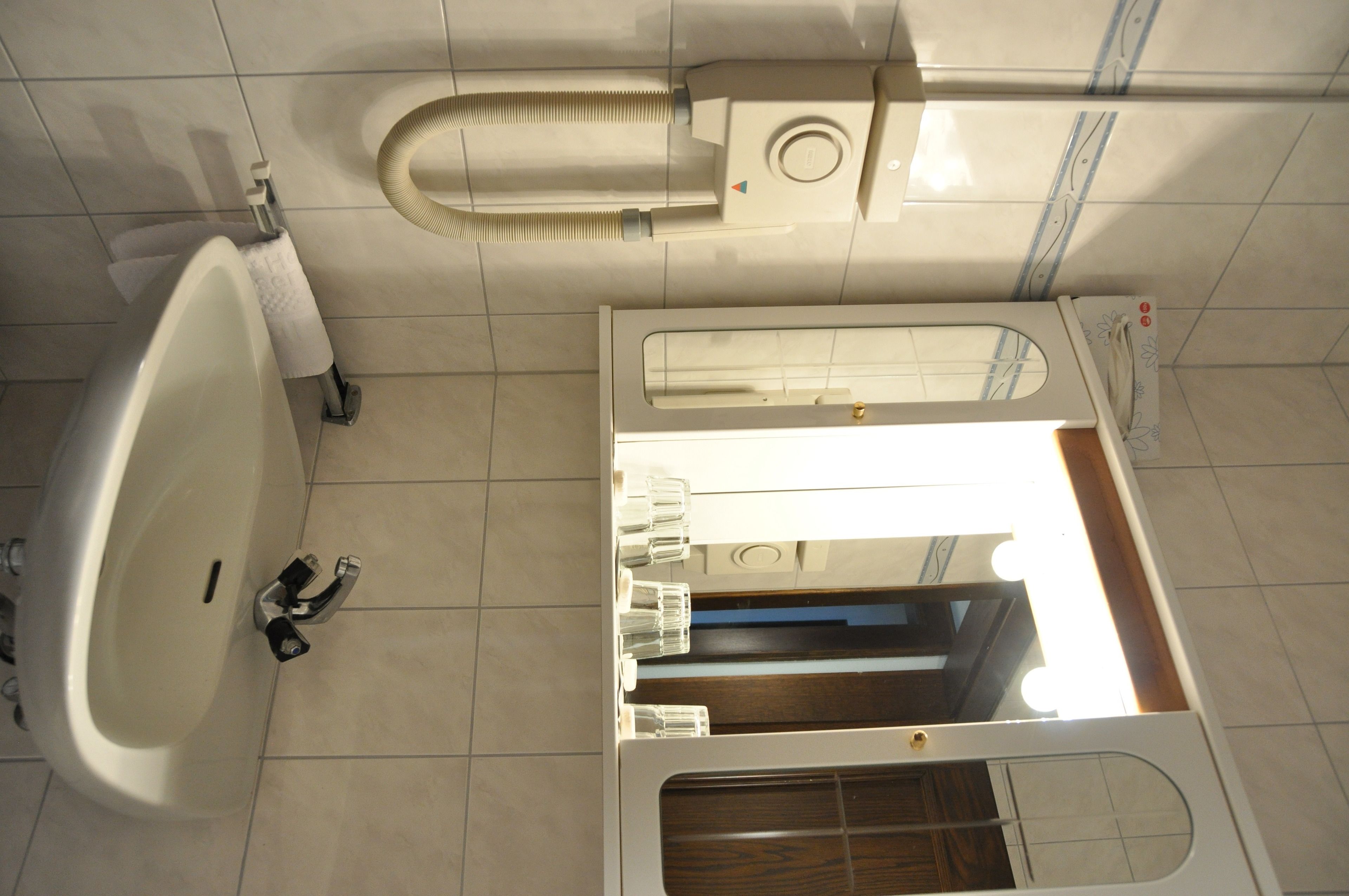 Une salle de bain équipée d’une baignoire, de toilettes et d’un meuble-lavabo avec un miroir et un évier.