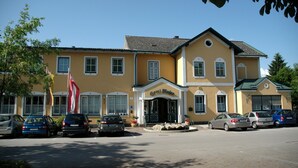 Een geel gebouw met een bord waarop 