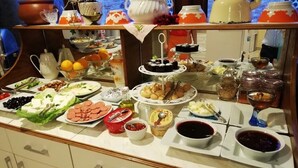 Un bufé con diversos alimentos y salsas.