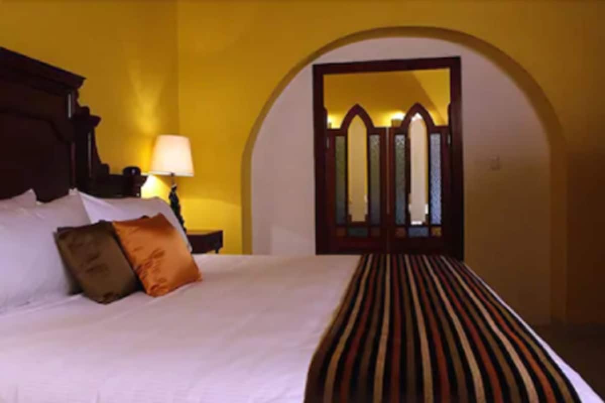 Standard Suite, 1 King Bed | Premium bedding, Select Comfort beds, in-room safe, desk