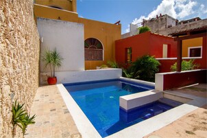 Outdoor pool, pool umbrellas, sun loungers