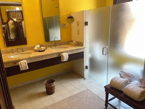 Suite estándar, 1 cama King size | Baño | Regadera, amenidades de baño de diseñador, secadora de cabello, bidet 