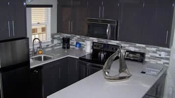 Standard Condo, 1 Bedroom, Bay View (1 King and 1 Sofa Sleeper) | Dapur peribadi | Peti sejuk, ketuhar gelombang mikro, dapur, mesin basuh pinggan mangkuk