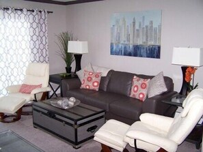 Appart'hôtel Standard, 1 chambre, vue baie (1 King and 1 Sofa Sleeper) | Coin séjour | Télévision à écran plat de 32 pouces avec chaînes par câble, télévision