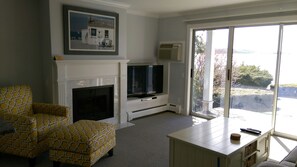 Appart'hôtel Standard, 1 chambre, vue baie (1 King and 1 Sofa Sleeper) | Coin séjour | Télévision à écran plat de 32 pouces avec chaînes par câble, télévision