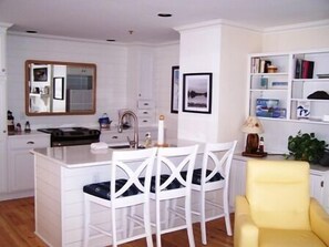 Deluxe Condo, 1 Bedroom, Bay View (1 King Bed and 1 Sofa Sleeper) | Private kitchenette
