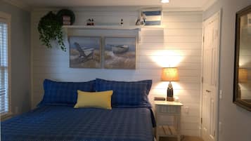 Deluxe Condo, 1 Bedroom, Bay View (1 King Bed and 1 Sofa Sleeper) | 1 bilik tidur, peralatan tempat tidur premium, dihias secara berasingan